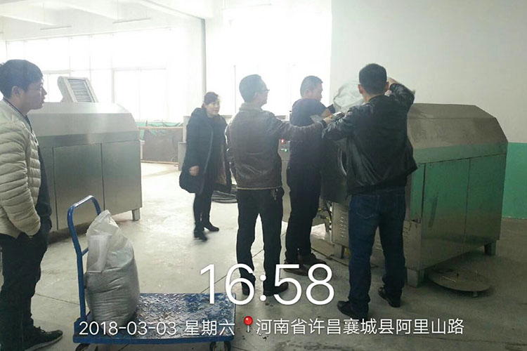 安徽客戶來(lái)廠試機(jī)水洗芝麻.jpg